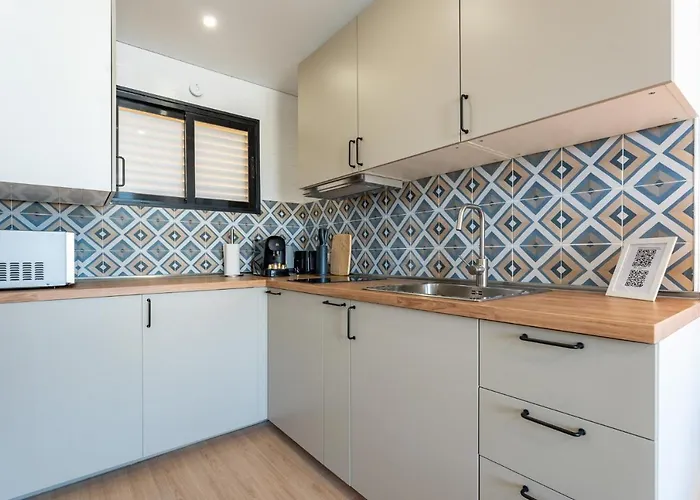 Charming Near Beach, Sea View Terrace 아파트